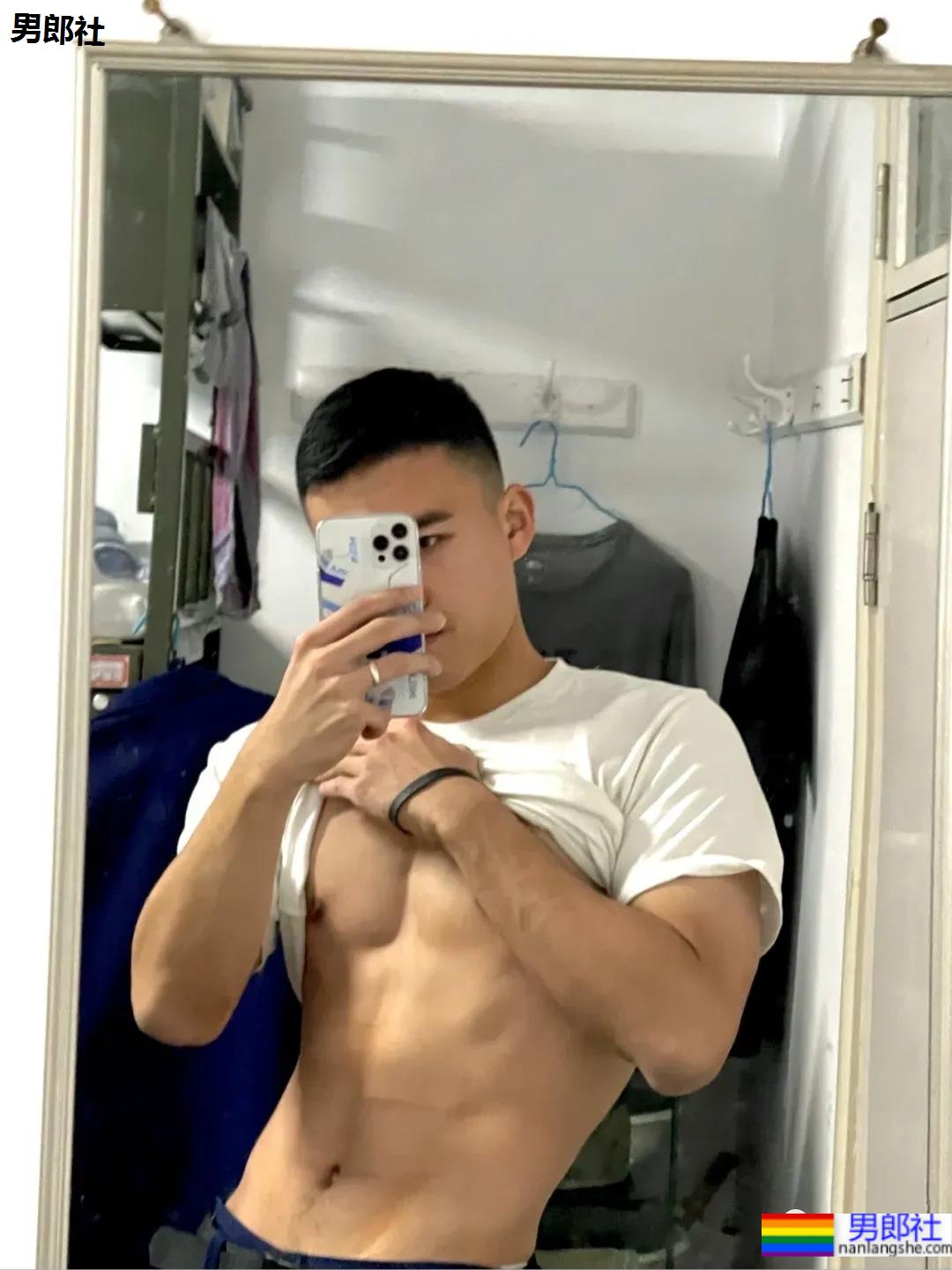 02年寸头肌肉消防员小哥,这胸腹肌也太可了! - 51虹马 02年寸头肌肉消防员小哥,这胸腹肌也太可了! - 51虹马