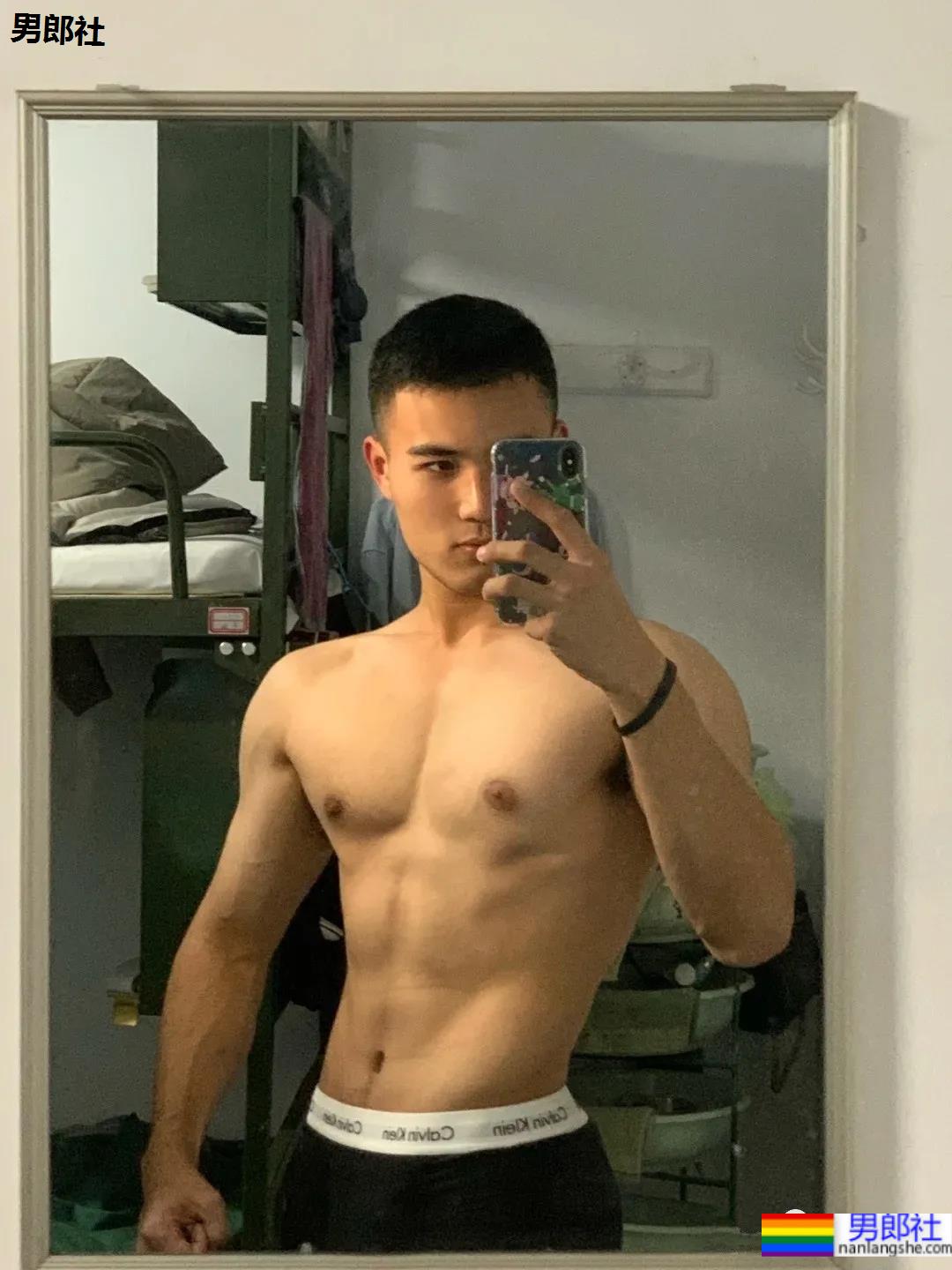 02年寸头肌肉消防员小哥,这胸腹肌也太可了! - 51虹马 02年寸头肌肉消防员小哥,这胸腹肌也太可了! - 51虹马