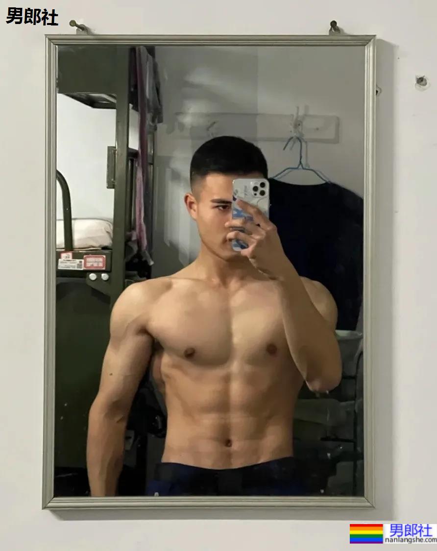 02年寸头肌肉消防员小哥,这胸腹肌也太可了! - 51虹马 02年寸头肌肉消防员小哥,这胸腹肌也太可了! - 51虹马