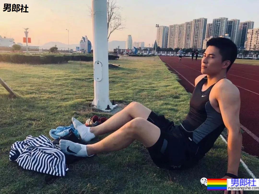 当体育生校草变成8块腹肌的海军小伙后 - 51虹马