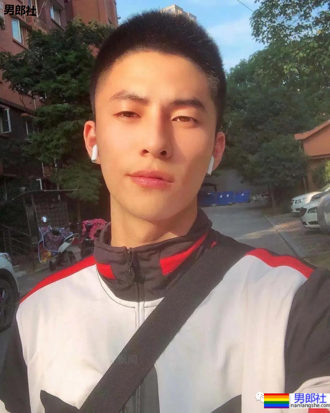 当体育生校草变成8块腹肌的海军小伙后 - 51虹马