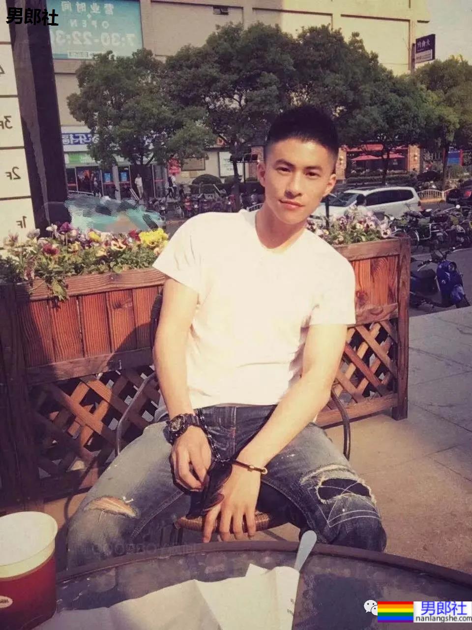 当体育生校草变成8块腹肌的海军小伙后 - 51虹马