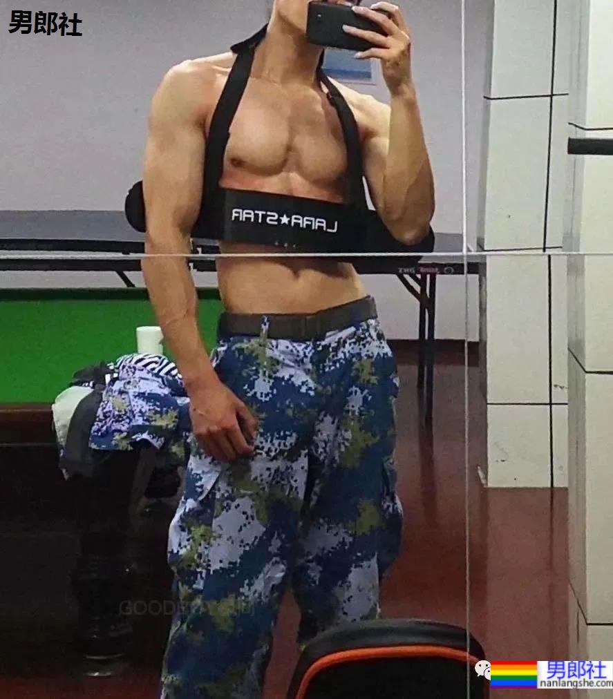 当体育生校草变成8块腹肌的海军小伙后 - 51虹马