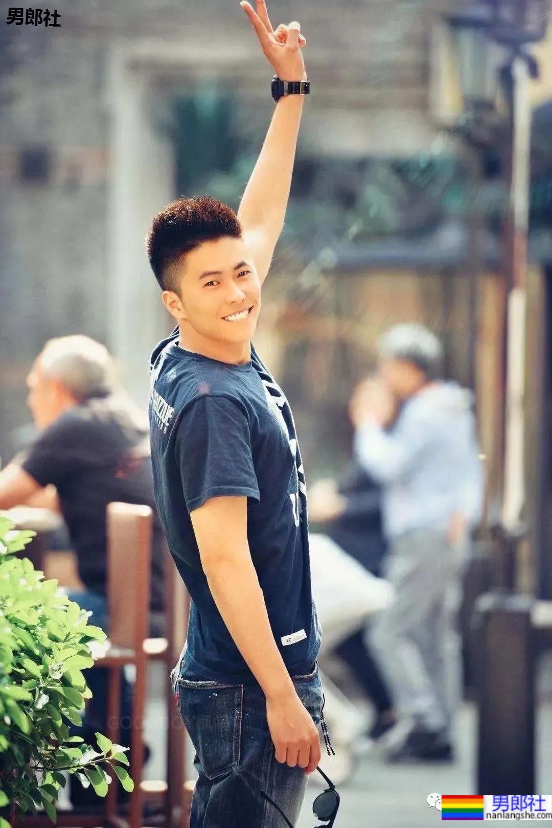 当体育生校草变成8块腹肌的海军小伙后 - 51虹马