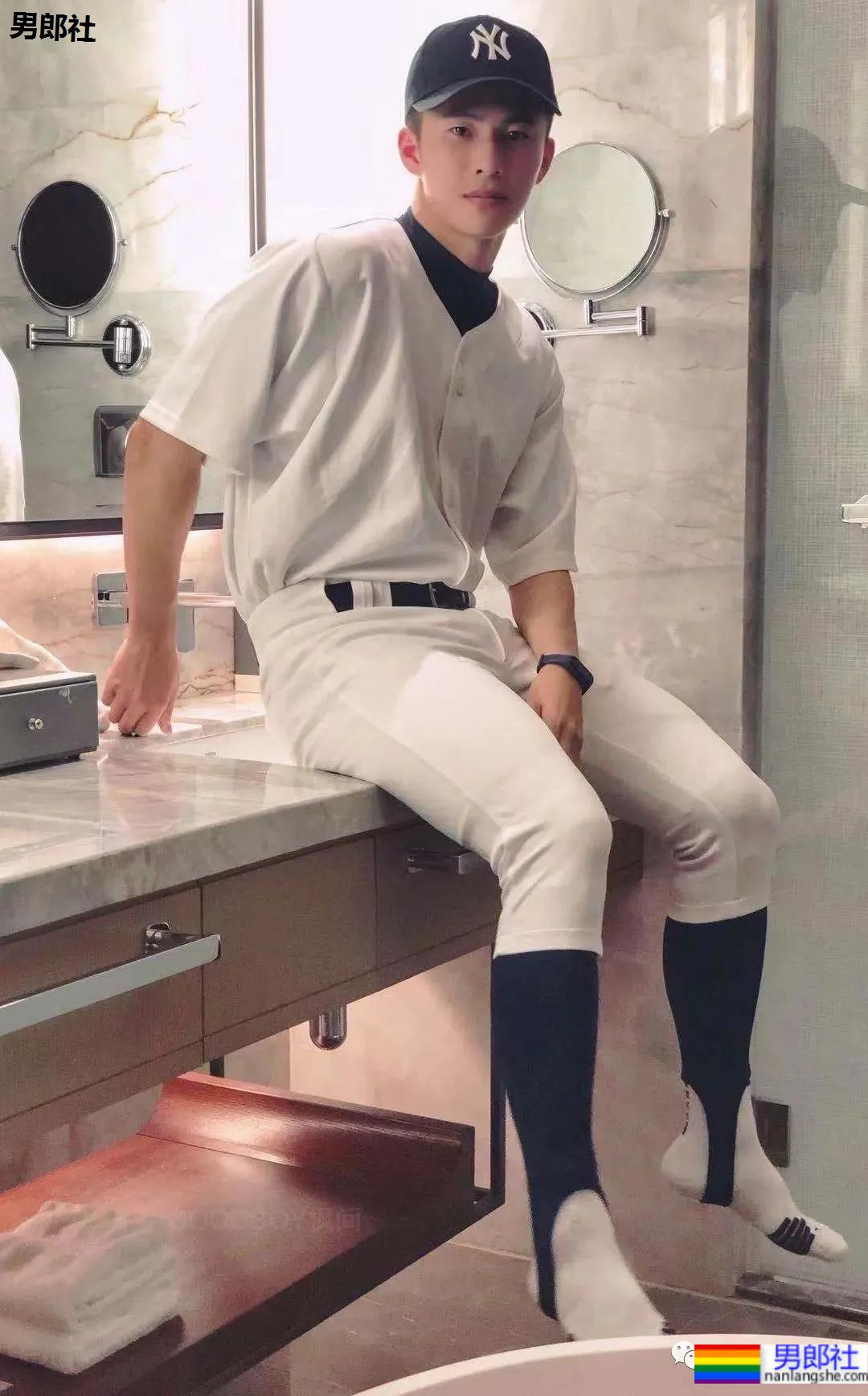 当体育生校草变成8块腹肌的海军小伙后 - 51虹马