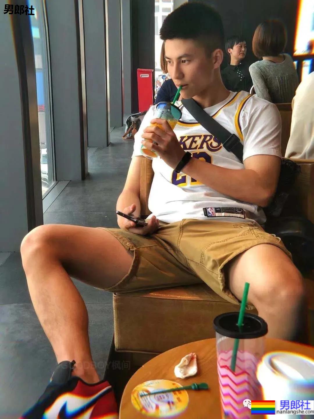 当体育生校草变成8块腹肌的海军小伙后 - 51虹马