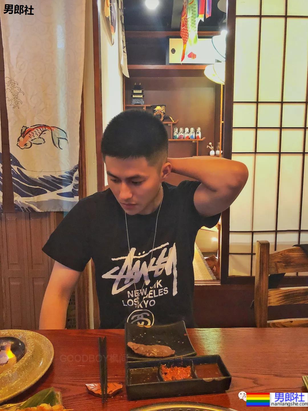 当体育生校草变成8块腹肌的海军小伙后 - 51虹马