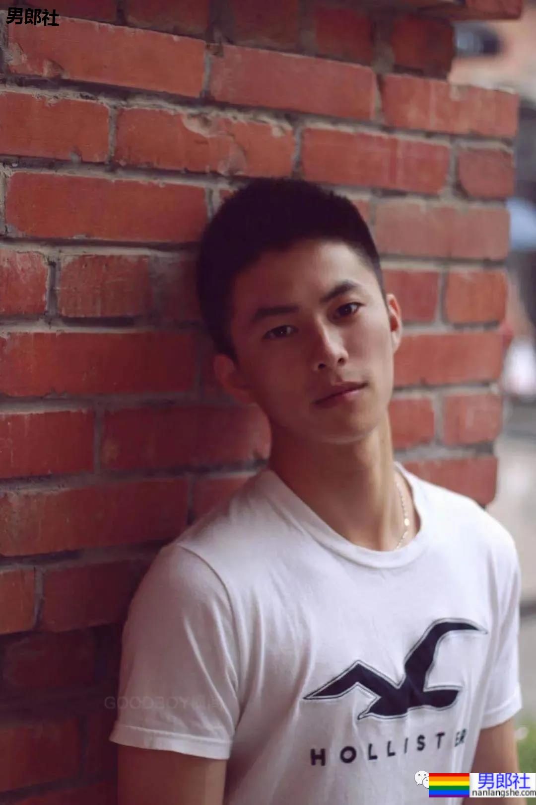 当体育生校草变成8块腹肌的海军小伙后 - 51虹马