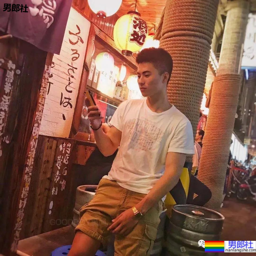 当体育生校草变成8块腹肌的海军小伙后 - 51虹马