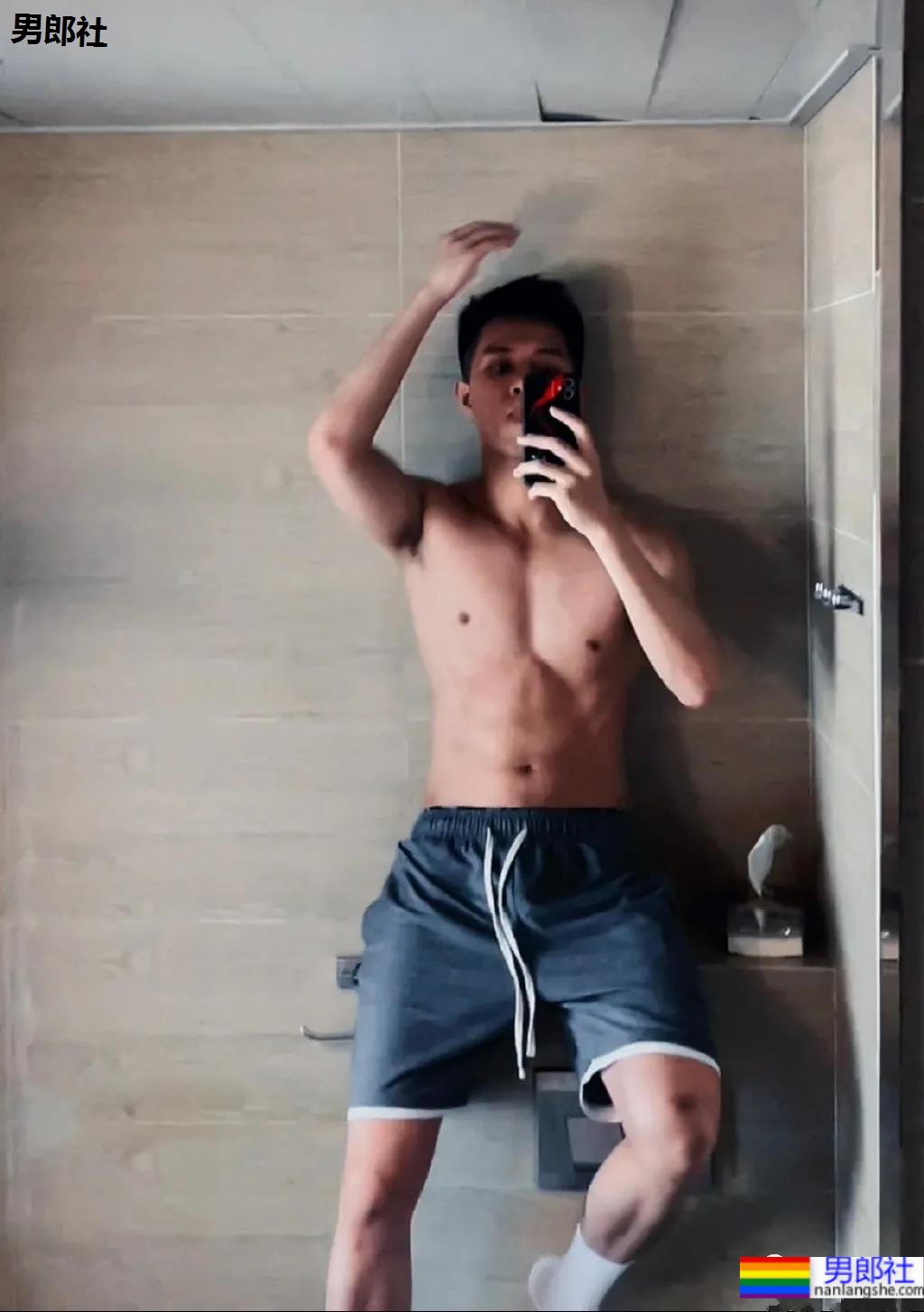 最近很火的短发黑皮运动小哥，帅颜腹肌让人心动！-51虹马