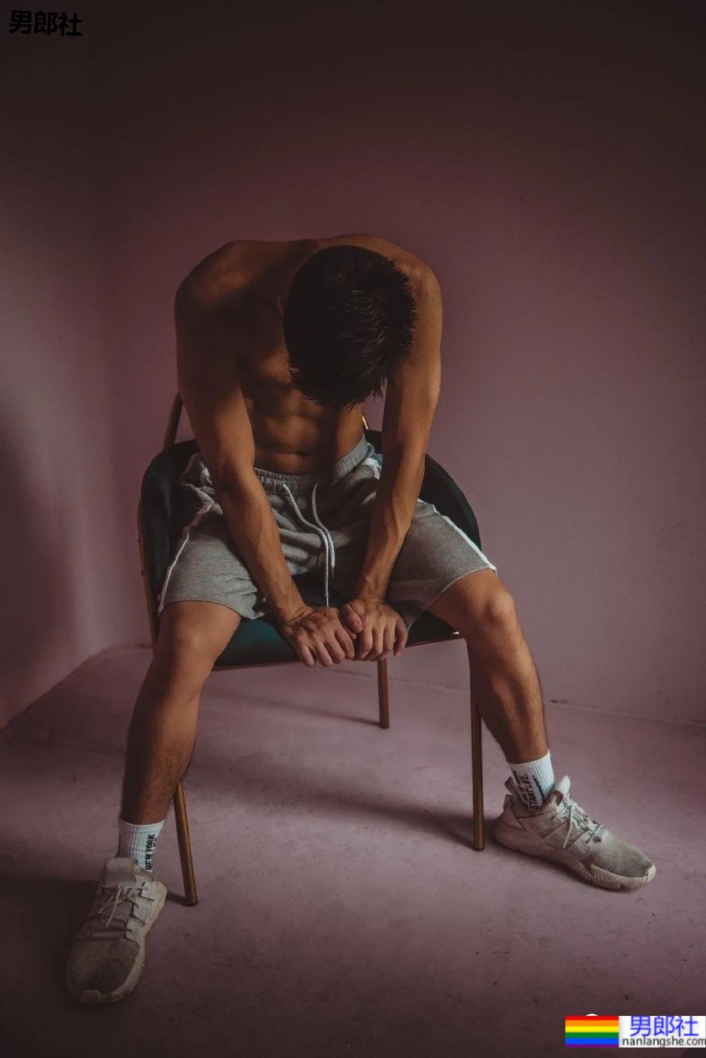 最近很火的短发黑皮运动小哥，帅颜腹肌让人心动！ - 51虹马