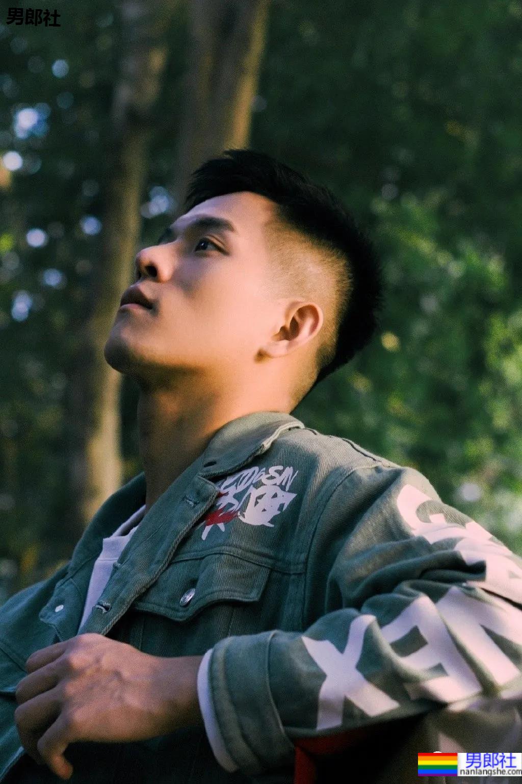 最近很火的短发黑皮运动小哥，帅颜腹肌让人心动！ - 51虹马