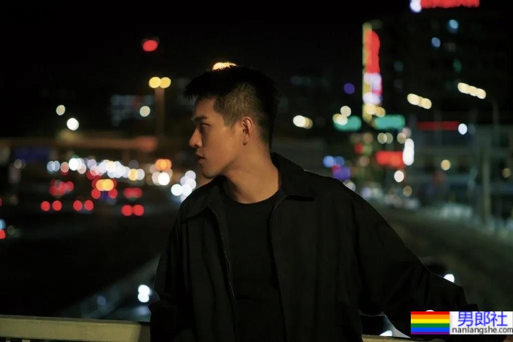 最近很火的短发黑皮运动小哥，帅颜腹肌让人心动！ - 51虹马