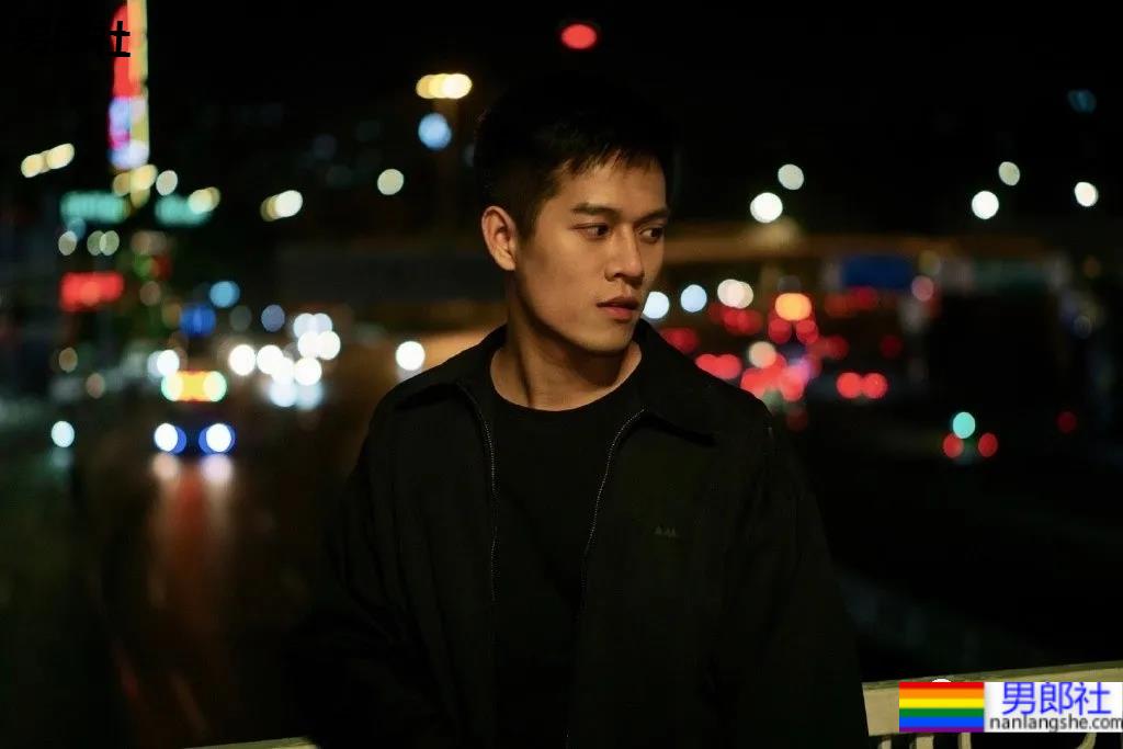 最近很火的短发黑皮运动小哥，帅颜腹肌让人心动！ - 51虹马