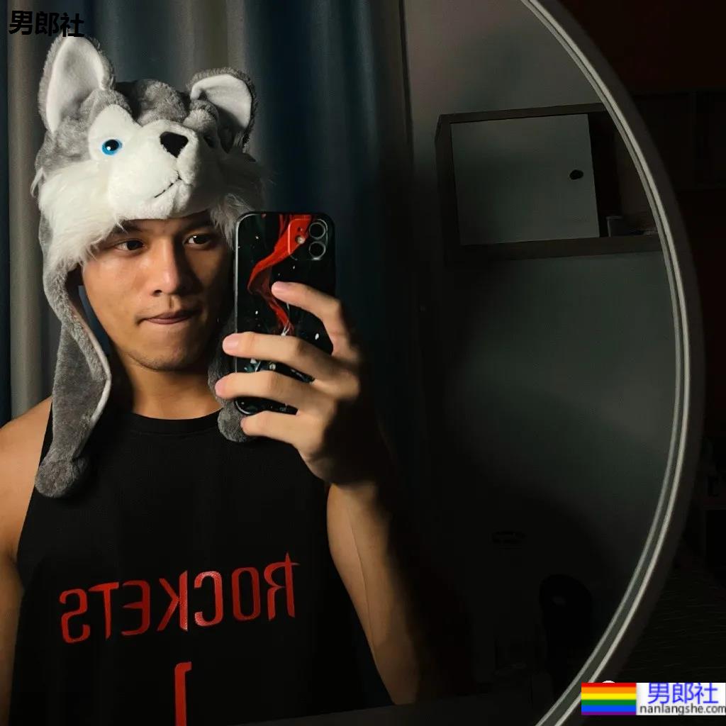 最近很火的短发黑皮运动小哥，帅颜腹肌让人心动！ - 51虹马