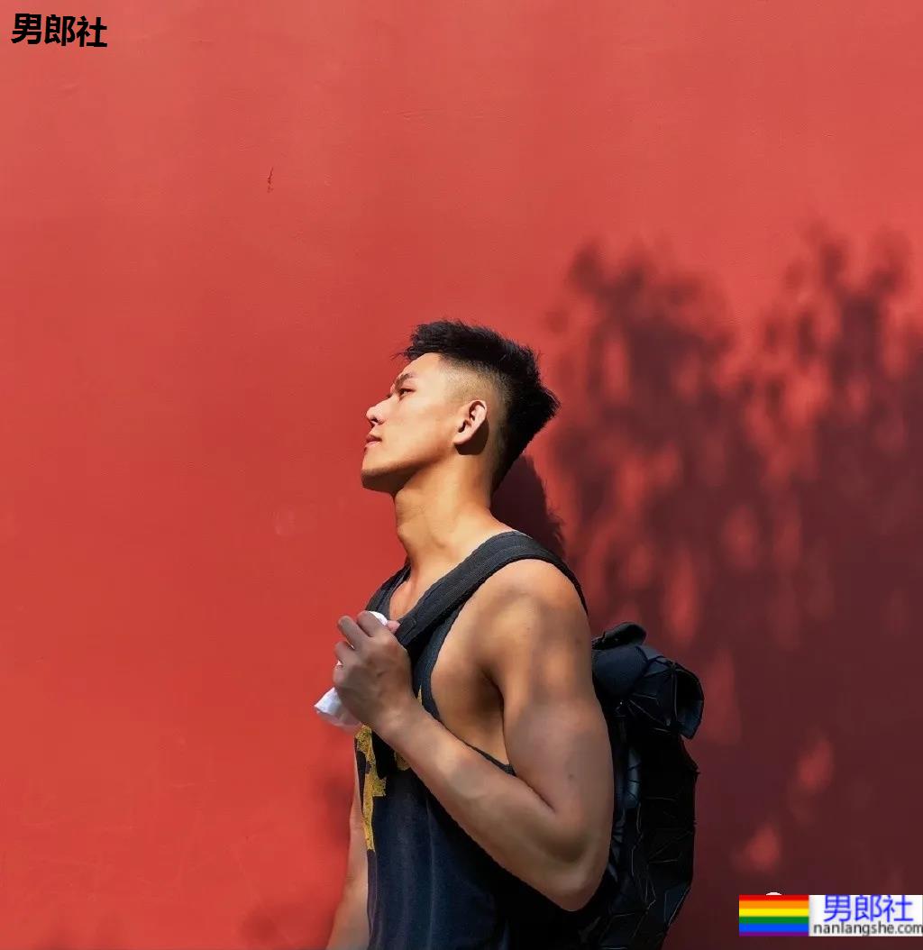 最近很火的短发黑皮运动小哥，帅颜腹肌让人心动！ - 51虹马