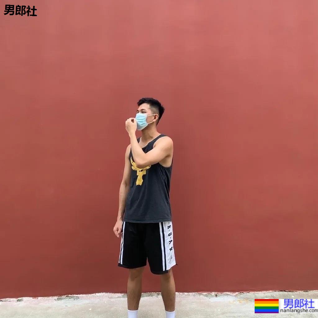 最近很火的短发黑皮运动小哥，帅颜腹肌让人心动！ - 51虹马