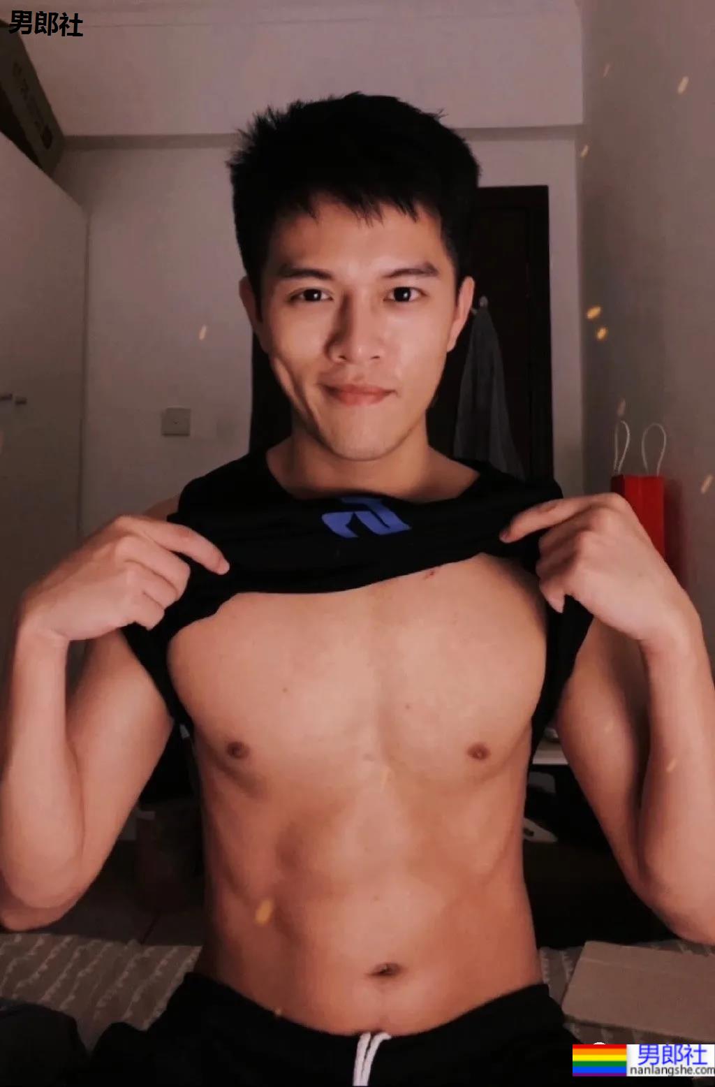 最近很火的短发黑皮运动小哥，帅颜腹肌让人心动！ - 51虹马