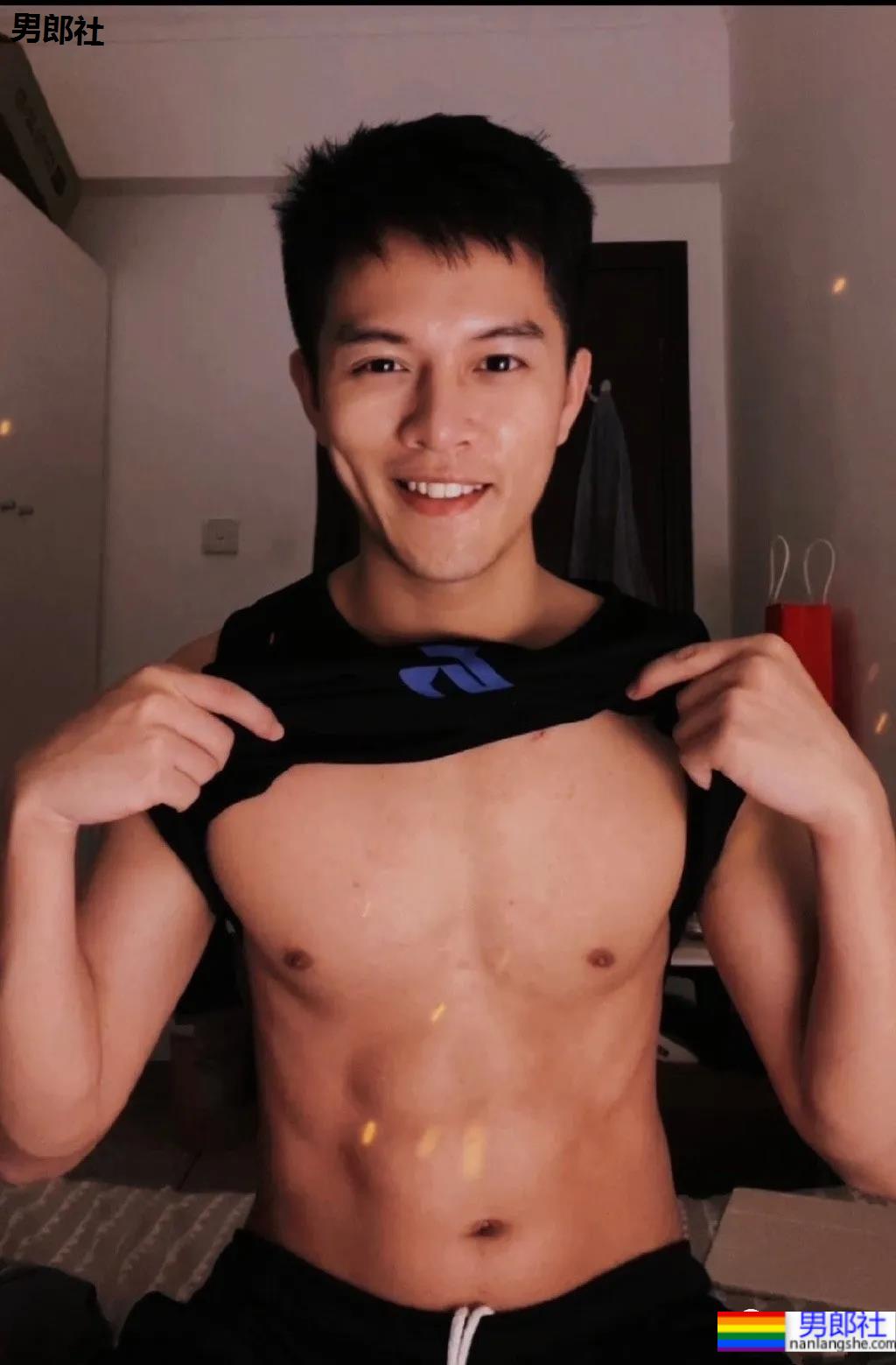 最近很火的短发黑皮运动小哥，帅颜腹肌让人心动！ - 51虹马