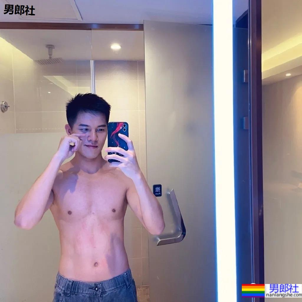 最近很火的短发黑皮运动小哥，帅颜腹肌让人心动！ - 51虹马