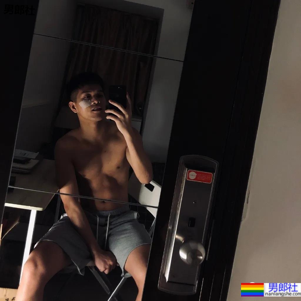 最近很火的短发黑皮运动小哥，帅颜腹肌让人心动！ - 51虹马