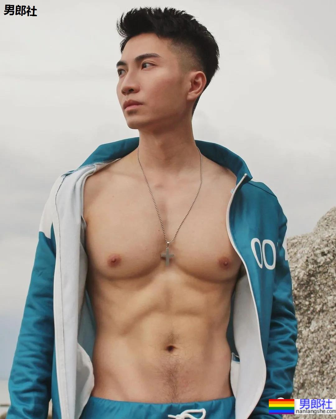 蜘蛛服紧身衣小哥拍校服肌肉大片，短发小狼狗凹起胸腹肌线条，也太可了！-51虹马