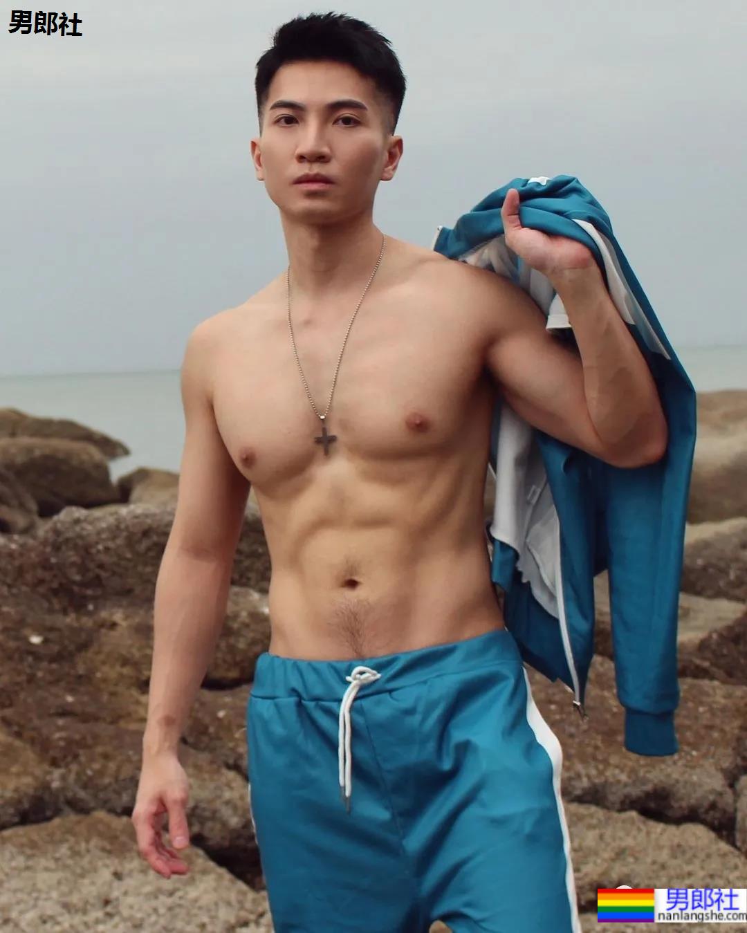 蜘蛛服紧身衣小哥拍校服肌肉大片，短发小狼狗凹起胸腹肌线条，也太可了！ - 51虹马