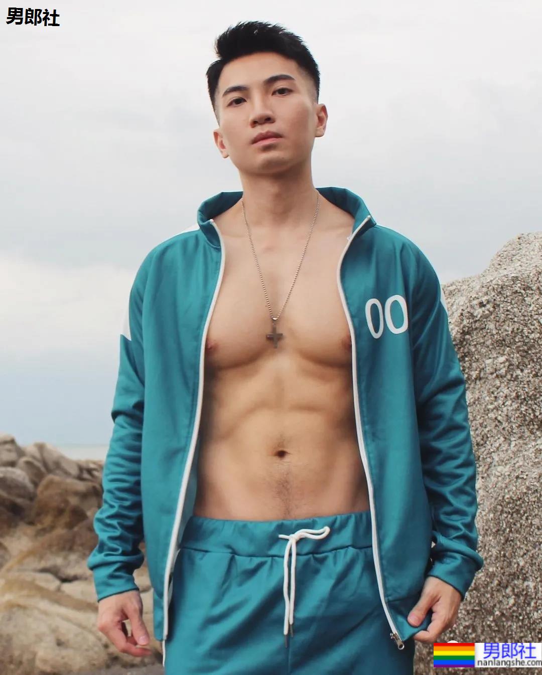 蜘蛛服紧身衣小哥拍校服肌肉大片，短发小狼狗凹起胸腹肌线条，也太可了！ - 51虹马