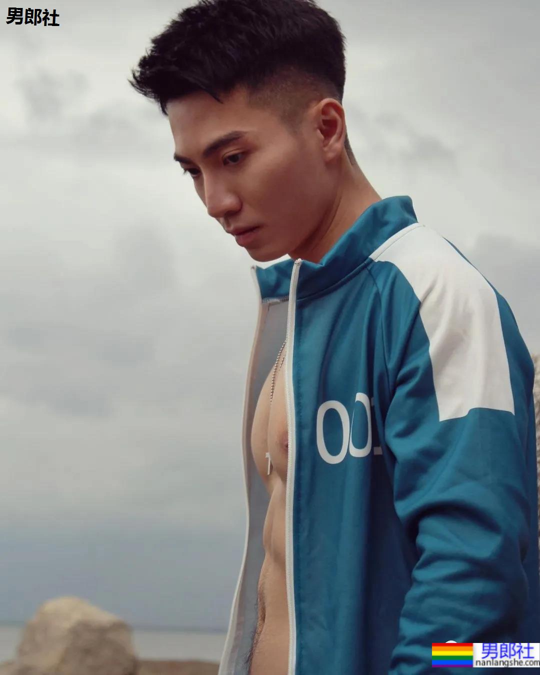 蜘蛛服紧身衣小哥拍校服肌肉大片，短发小狼狗凹起胸腹肌线条，也太可了！ - 51虹马