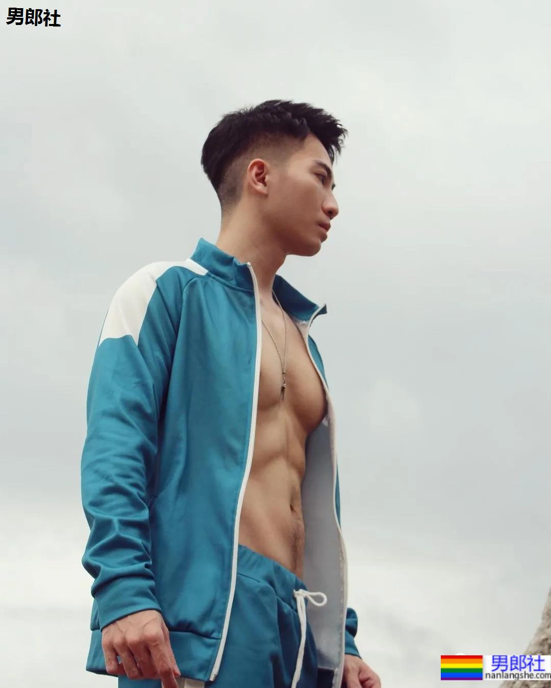 蜘蛛服紧身衣小哥拍校服肌肉大片，短发小狼狗凹起胸腹肌线条，也太可了！ - 51虹马