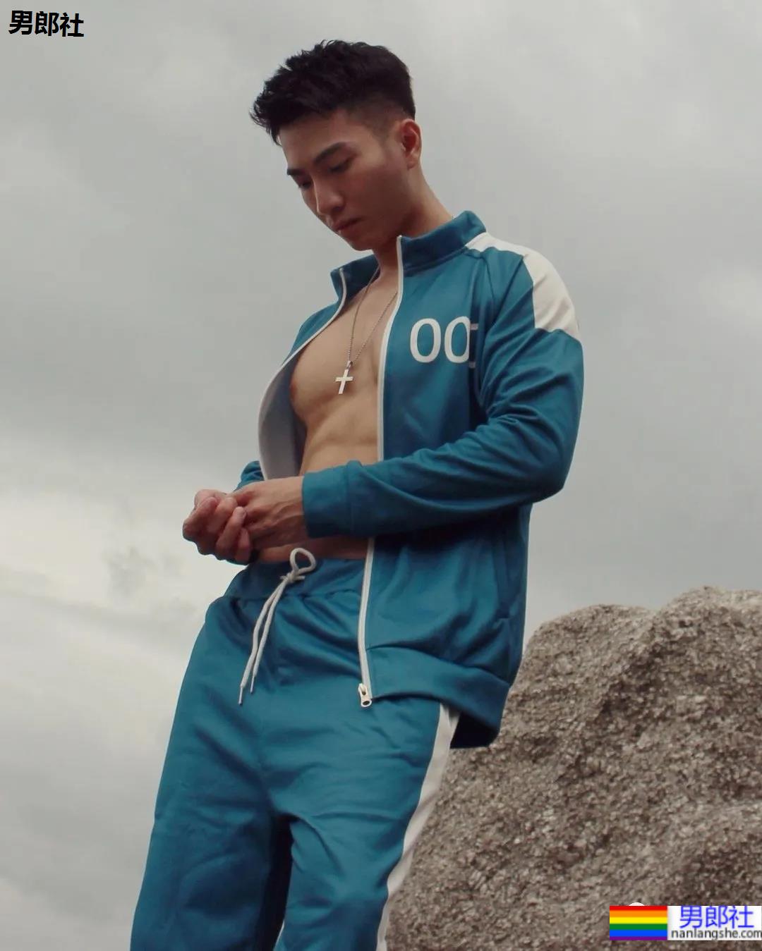 蜘蛛服紧身衣小哥拍校服肌肉大片，短发小狼狗凹起胸腹肌线条，也太可了！ - 51虹马