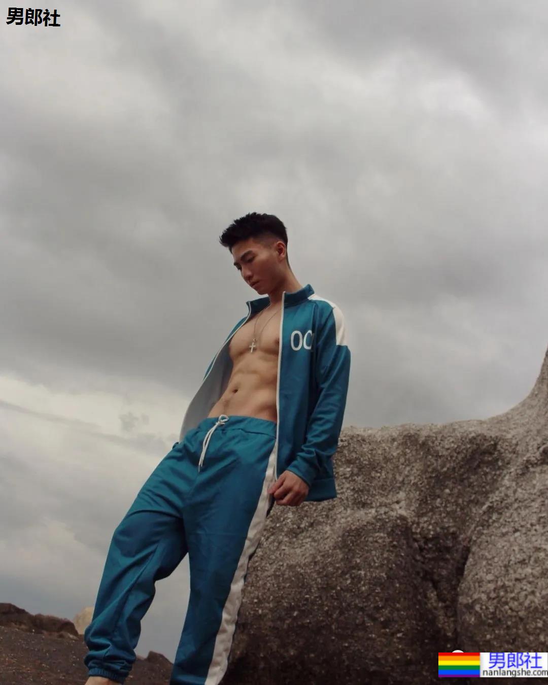 蜘蛛服紧身衣小哥拍校服肌肉大片，短发小狼狗凹起胸腹肌线条，也太可了！ - 51虹马