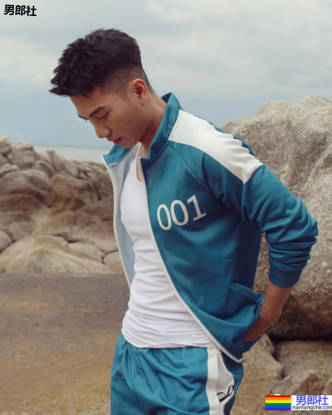 蜘蛛服紧身衣小哥拍校服肌肉大片，短发小狼狗凹起胸腹肌线条，也太可了！ - 51虹马