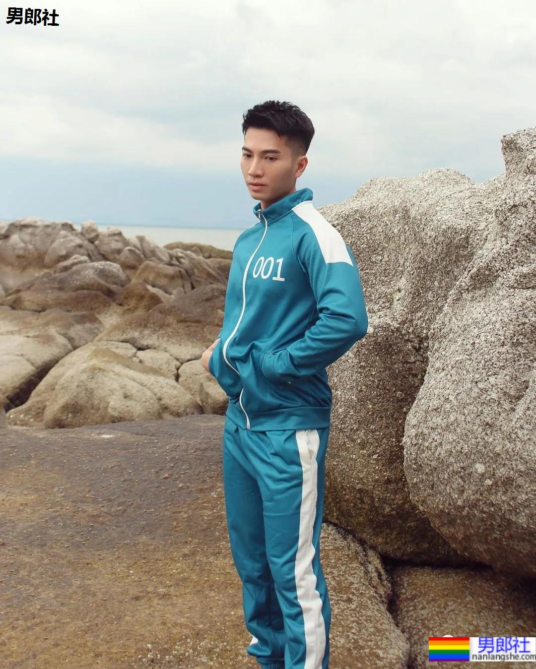 蜘蛛服紧身衣小哥拍校服肌肉大片，短发小狼狗凹起胸腹肌线条，也太可了！ - 51虹马