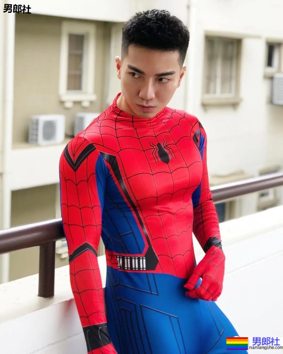 蜘蛛服紧身衣小哥拍校服肌肉大片，短发小狼狗凹起胸腹肌线条，也太可了！ - 51虹马