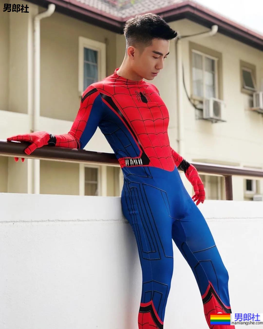 蜘蛛服紧身衣小哥拍校服肌肉大片，短发小狼狗凹起胸腹肌线条，也太可了！ - 51虹马