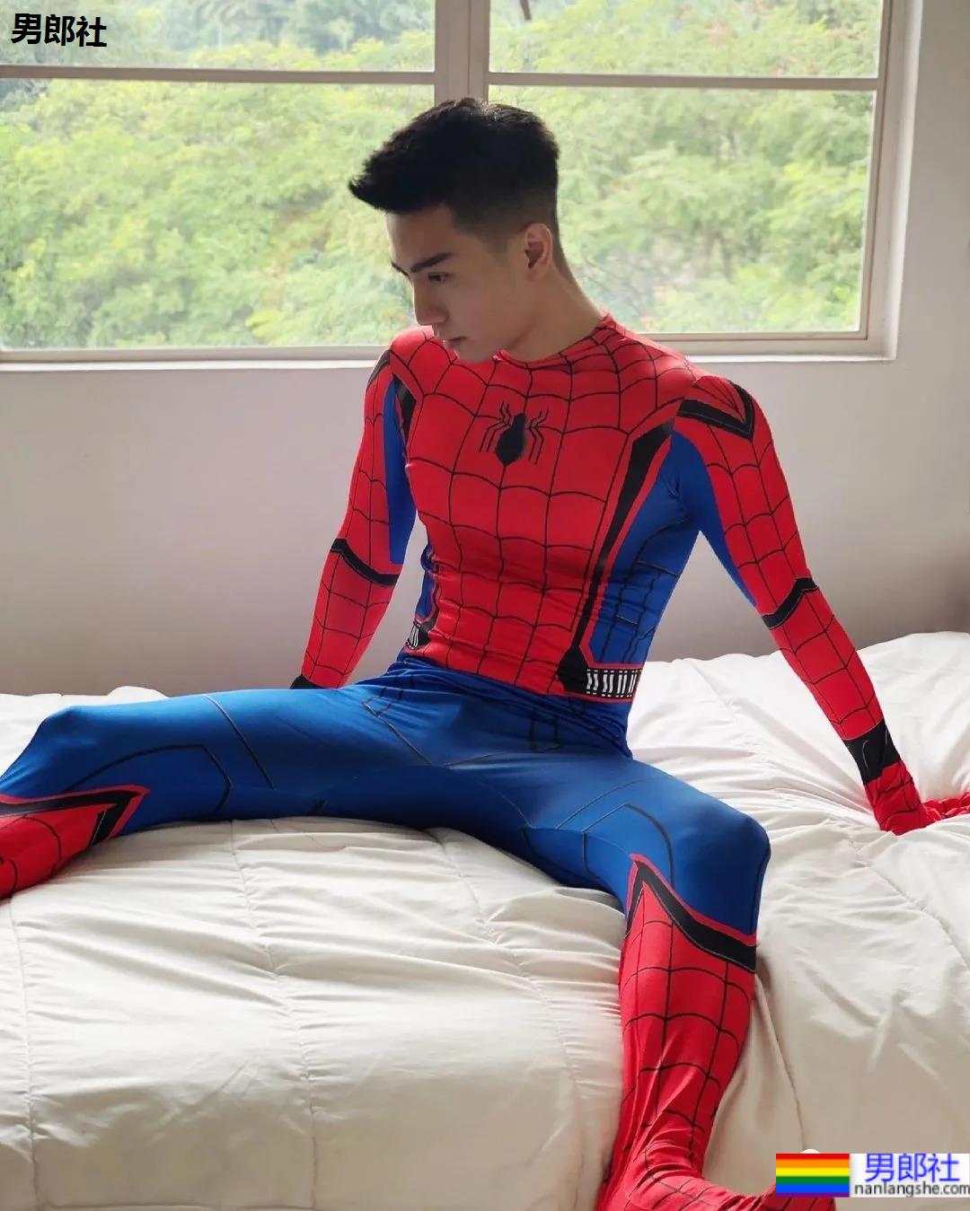 蜘蛛服紧身衣小哥拍校服肌肉大片，短发小狼狗凹起胸腹肌线条，也太可了！ - 51虹马