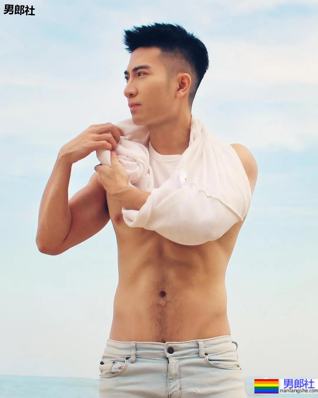 蜘蛛服紧身衣小哥拍校服肌肉大片，短发小狼狗凹起胸腹肌线条，也太可了！ - 51虹马