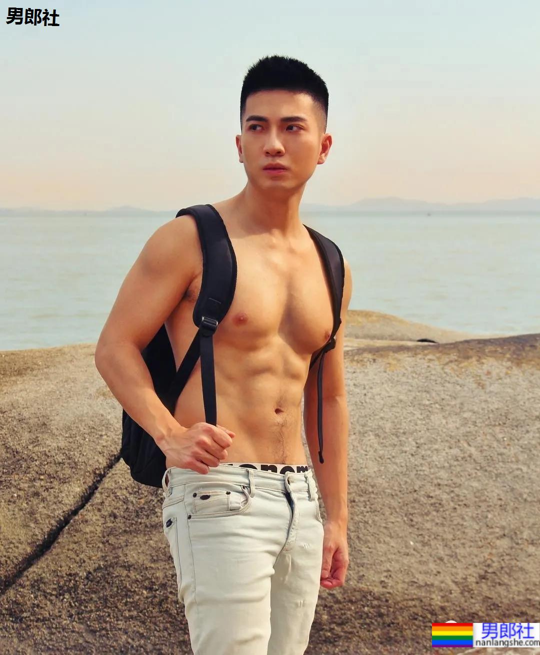 蜘蛛服紧身衣小哥拍校服肌肉大片，短发小狼狗凹起胸腹肌线条，也太可了！ - 51虹马