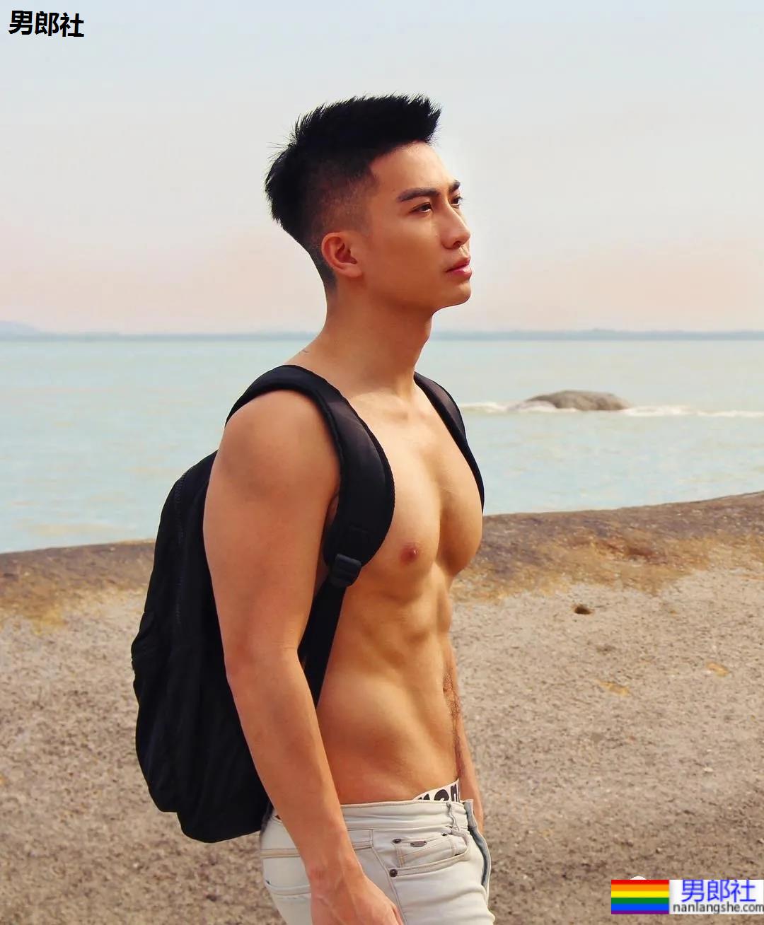 蜘蛛服紧身衣小哥拍校服肌肉大片，短发小狼狗凹起胸腹肌线条，也太可了！ - 51虹马