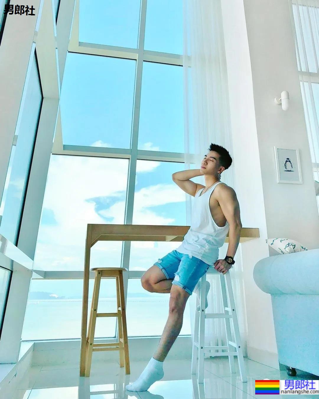 蜘蛛服紧身衣小哥拍校服肌肉大片，短发小狼狗凹起胸腹肌线条，也太可了！ - 51虹马