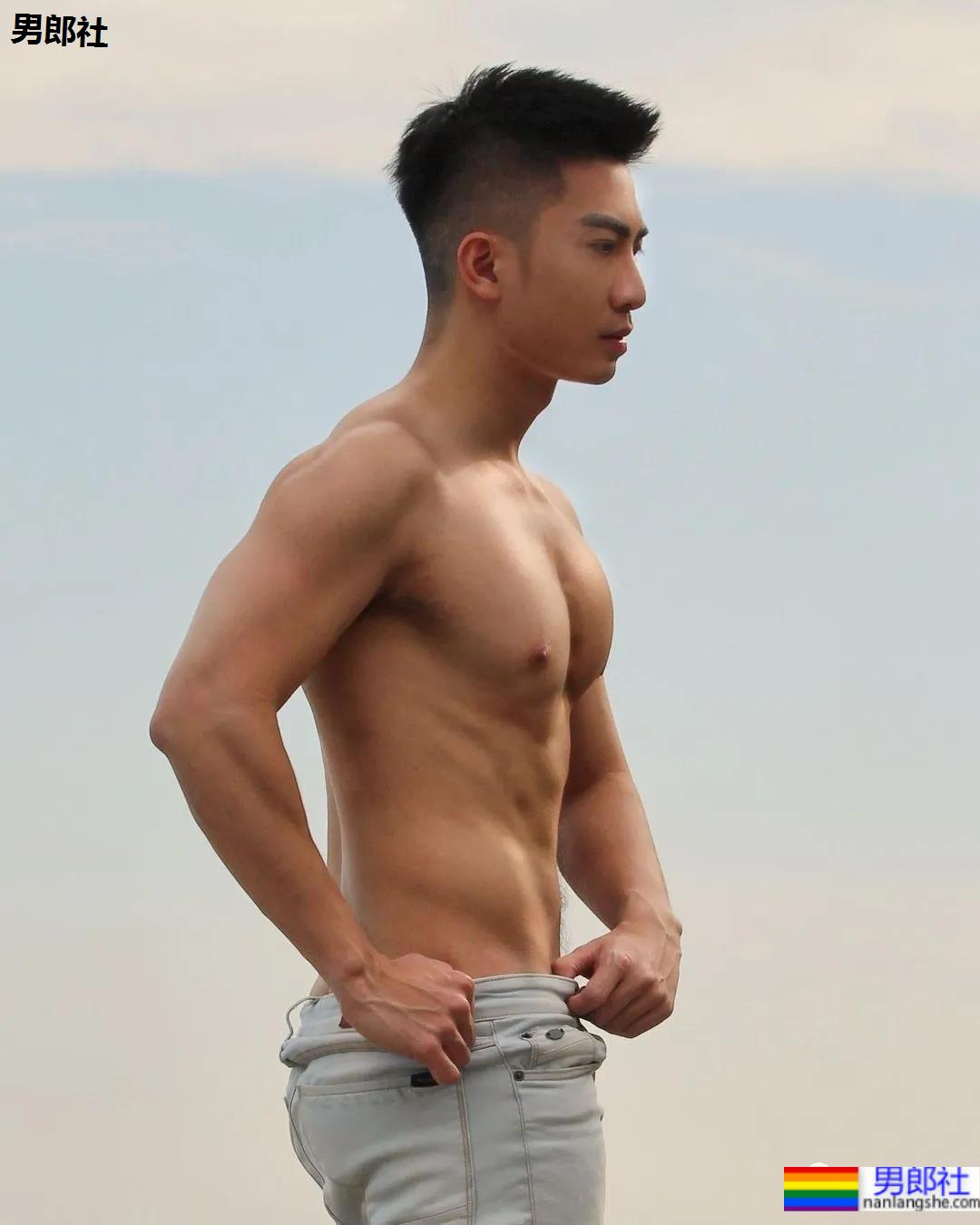 蜘蛛服紧身衣小哥拍校服肌肉大片，短发小狼狗凹起胸腹肌线条，也太可了！ - 51虹马