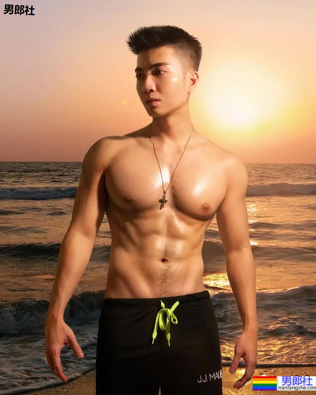 蜘蛛服紧身衣小哥拍校服肌肉大片，短发小狼狗凹起胸腹肌线条，也太可了！ - 51虹马