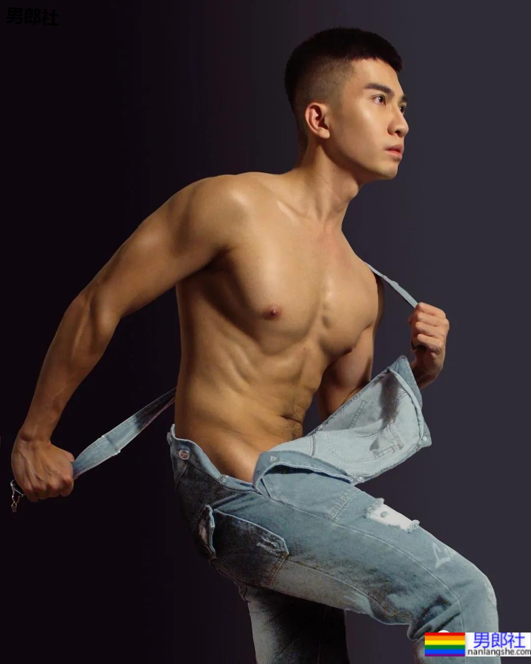 蜘蛛服紧身衣小哥拍校服肌肉大片，短发小狼狗凹起胸腹肌线条，也太可了！ - 51虹马