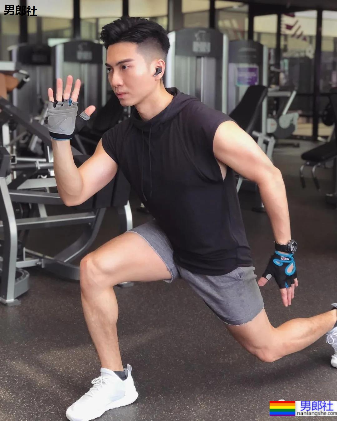 蜘蛛服紧身衣小哥拍校服肌肉大片，短发小狼狗凹起胸腹肌线条，也太可了！ - 51虹马