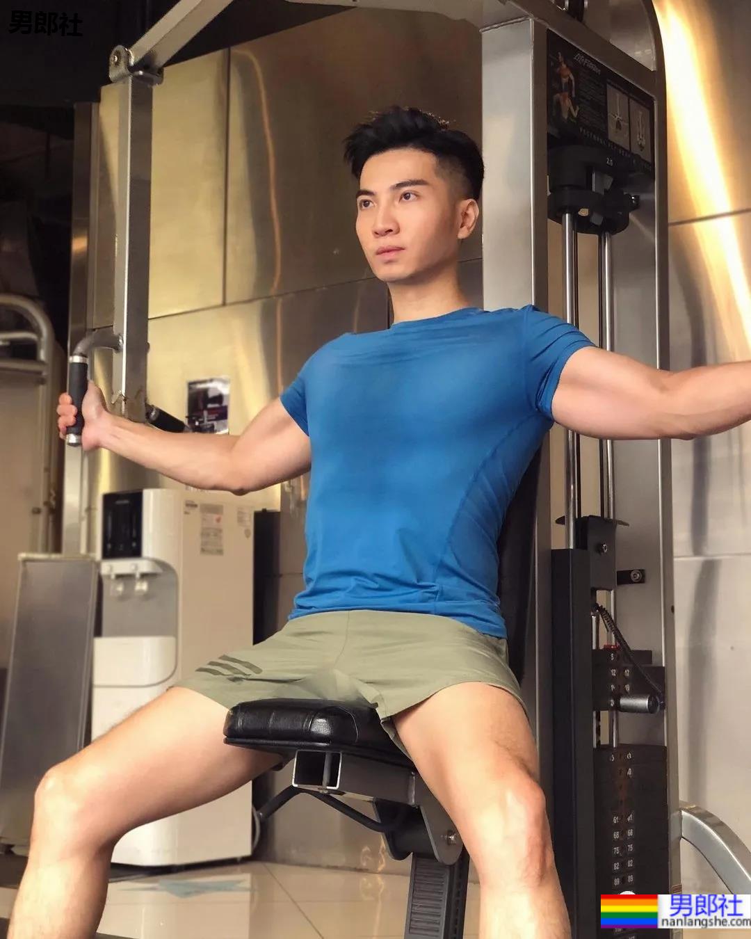 蜘蛛服紧身衣小哥拍校服肌肉大片，短发小狼狗凹起胸腹肌线条，也太可了！ - 51虹马