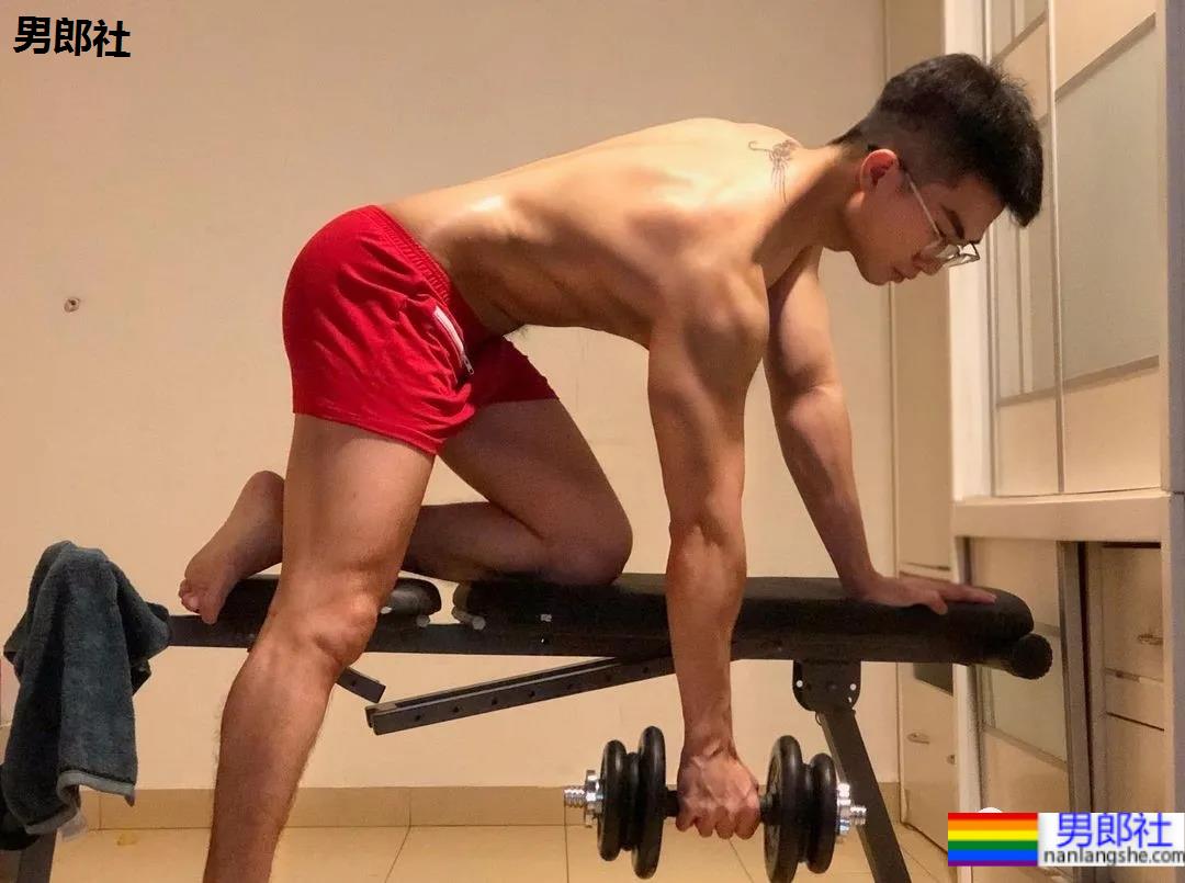 蜘蛛服紧身衣小哥拍校服肌肉大片，短发小狼狗凹起胸腹肌线条，也太可了！ - 51虹马