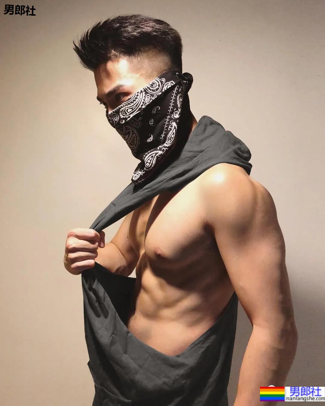 蜘蛛服紧身衣小哥拍校服肌肉大片，短发小狼狗凹起胸腹肌线条，也太可了！ - 51虹马