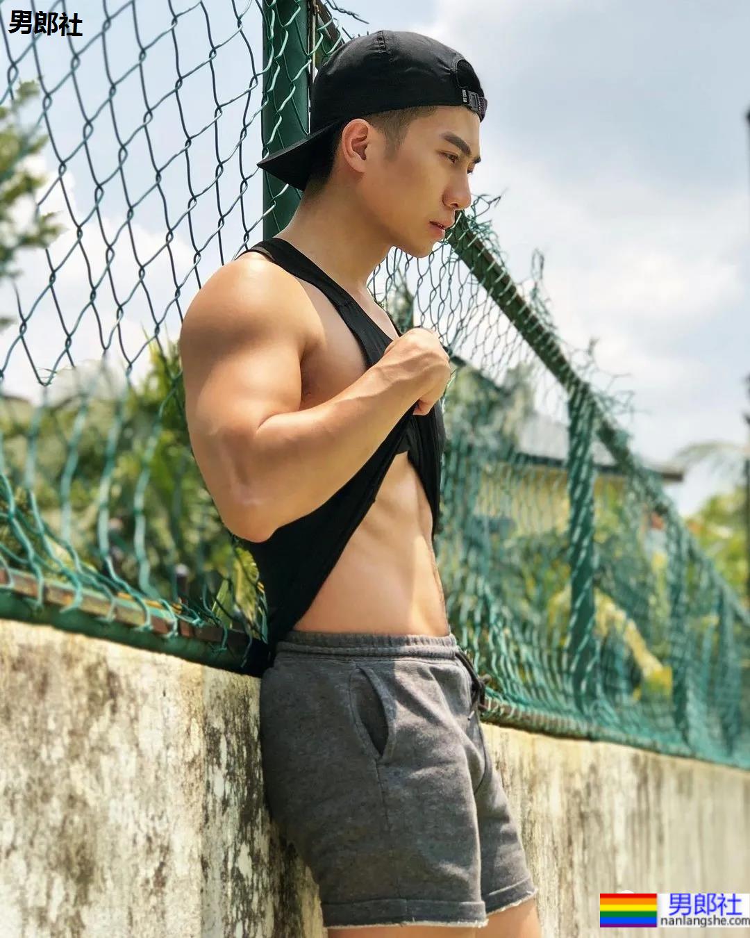 蜘蛛服紧身衣小哥拍校服肌肉大片，短发小狼狗凹起胸腹肌线条，也太可了！ - 51虹马