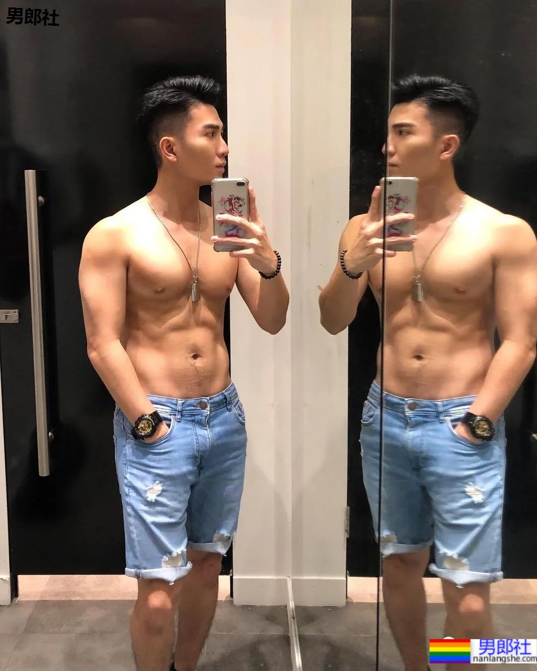 蜘蛛服紧身衣小哥拍校服肌肉大片，短发小狼狗凹起胸腹肌线条，也太可了！ - 51虹马